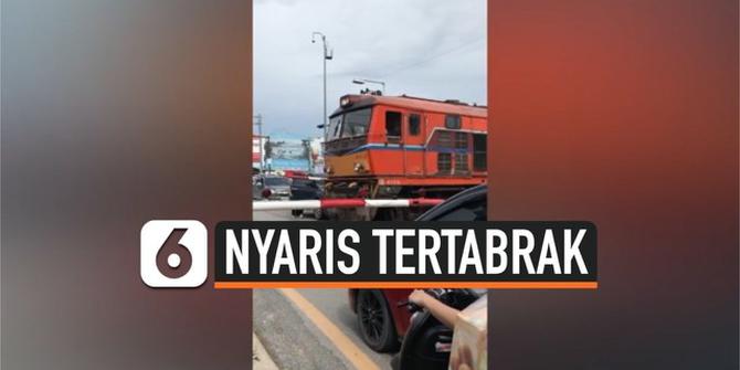 VIDEO: Terjebak Kemacetan di Atas Rel, Mobil Ini Nyaris Tertabrak Kereta