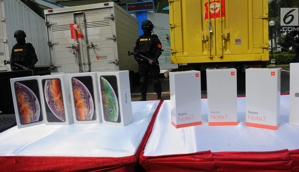 Barang bukti produk elektronik ilegal dihadirkan saat konferensi pers di Kantor Pusat Bea Cukai, Jakarta, Selasa (30/4/2019). Selama April 2019, Dirjen Bea dan Cukai Kemkeu menyita produk elektronik ilegal dengan total nilai barang mencapai Rp 61,86 miliar. (Liputan6.com/Angga Yuniar)