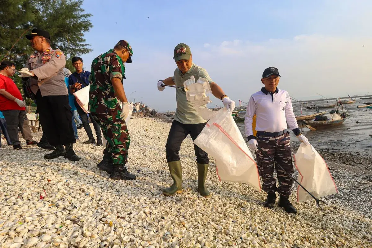 Aksi Bersih Pantai di Surabaya dalam Peringatan HPSN 2026