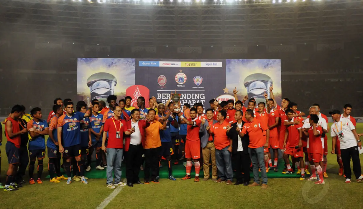 Persija Jakarta, Arema Cronus dan Sriwijaya FC menjadi juara bersama di Trofeo Persija yang digelar di Stadion GBK Jakarta, (11/1/2015). (Liputan6.com/Helmi Fithriansyah)