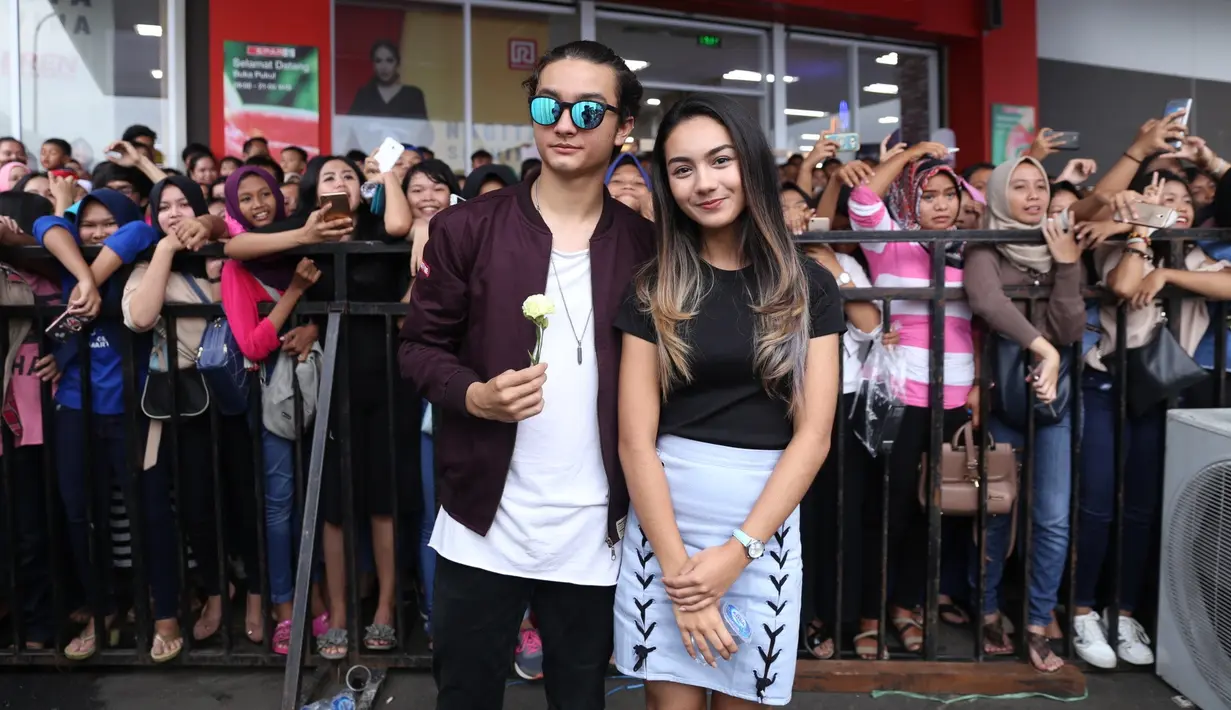 Ersya Aurelia, pemeran Dara dalam serial ini mengaku paling senang ketika melakukan sesi adu akting dengan penggemar. Mereka yang diminta untuk menirukan adegan para pemain terlihat sangat senang. (Nurwahyunan/Bintang.com)