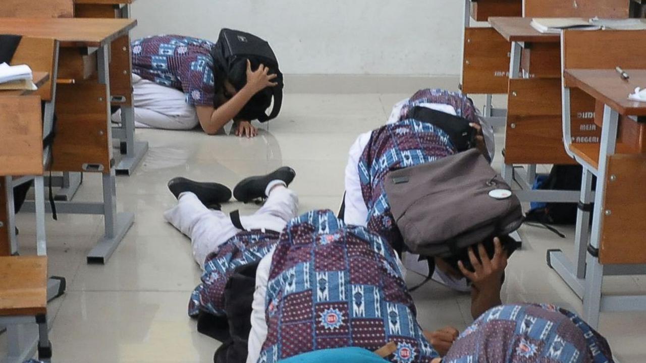 Pada latihan ini para pelajar diberikan edukasi penyelamatan tahap awal dengan melakukan perlindungan di bawah meja.