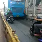 Motor masuk jalur Transjakarta di Mampang, Jakarta Selatan. (Liputan6.com/Audrey Santoso)
