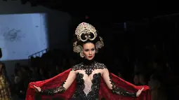 Model membawakan busana rancangan Anne Avantie di Jakarta Fashion Week (JFW) 2016 di Senayan City, Jakarta, Selasa (27/10/2015). Koleksi kali ini Anne Avantie bertema “Gambang Semarang”. (Liputan6.com/Herman Zakharia)