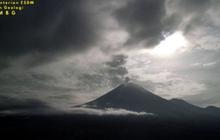 Gunung Semeru Erupsi Semburkan Abu Vulkanik Setinggi 1.000 Meter, Petugas Keluarkan Imbauan Penting ke Warga