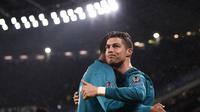 Penyerang Real Madrid, Cristiano Ronaldo, mencetak dua rekor pribadi di Liga Champions setelah membobol gawang Juventus kawalan Gianluigi Buffon pada leg pertama perempat final Liga Champions 2017-2018. (AFP/Marco Bertorello)