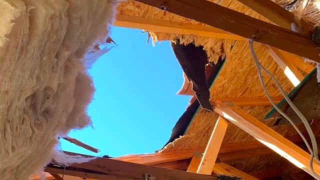 Penampakan genteng hancur setelah tentara mendararat darurat