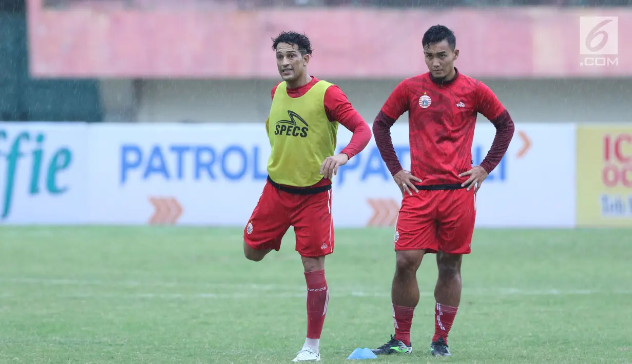 Addison Alves (kiri) saat mengikuti latihan bersama Persija di Stadion Manahan Solo, Jawa Tengah, Minggu (11/2). Addison Alves yang musim lalu membela Persipura telah diumumkan bergabung dengan Persija, Kamis (8/2/2018). (Liputan6.com/Helmi Fithriansyah)