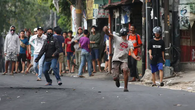 Tengah Bertugas Mengamankan, Polisi Tetap Sempatkan Salat Maghrib