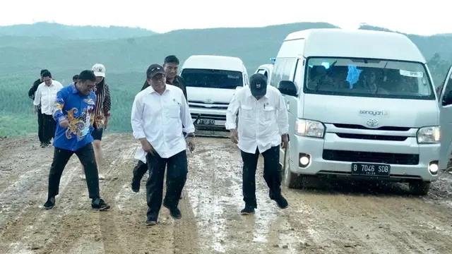 Presiden Jokowi dan sejumlah menteri meninjau ibu kota baru di Kecamatan Sepaku, Kabupaten Penajam Paser Utara, Kalimantan Timur, Selasa (17/12/2019).(Foto: Biro Pers Setpres)