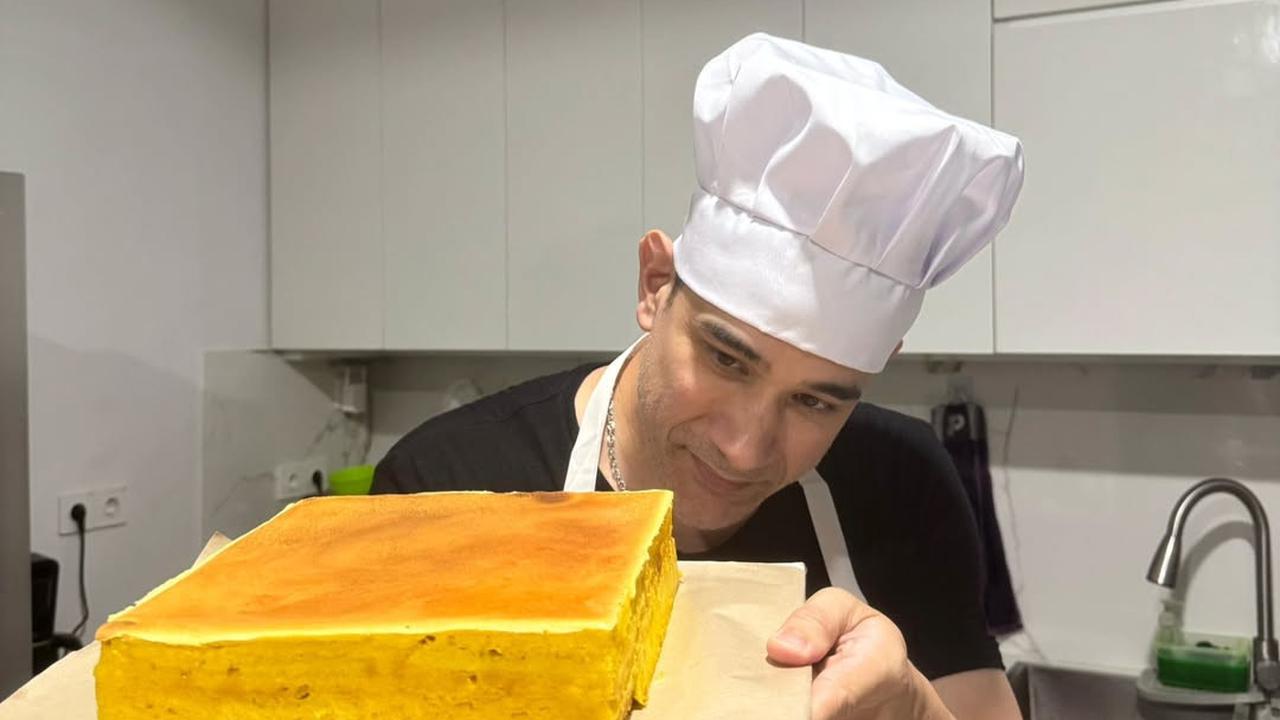 Ganteng dan Gagah, Ternyata Okan Cornelius Juga Jago Bikin Kue - Ini Aksinya saat Buat Lapis Legit