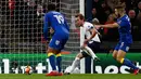 Striker Tottenham Hotspur, Harry Kane berhasil mencetak gol ke gawang Wimbledon pada pertandingan putaran ketiga FA Cup di Stadion Wembley, Minggu (7/1). Tottenham Hotspur lolos ke babak keempat Piala FA usai menang telak 3-0. (Adrian DENNIS/AFP)