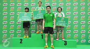 Hendra Setiawan berpose bersama juara tunggal putri SD Aghni Nur Fitri dari Tasikmalaya pada Grand Final MILO School Competition 2015, Jakarta, Sabtu (28/11/2015). (Liputan6.com/Yoppy Renato)