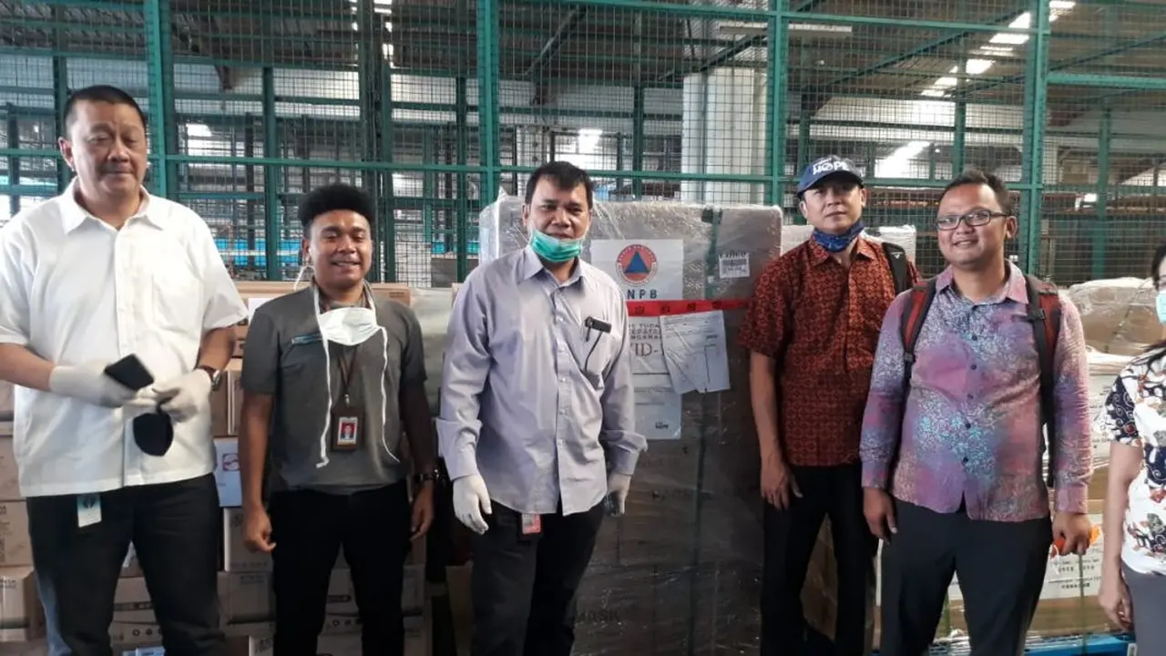 Staf Khusus Presiden Jokowi Billy Mambrasar (kedua dari kiri) saat mendistribusukan bantuan dalam penanganan COvid-19. (Istimewa)
