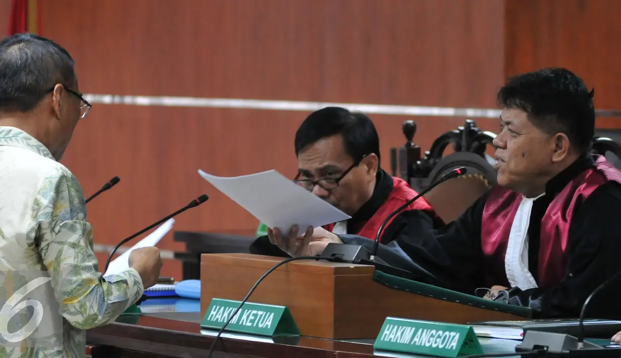 Jero Wacik berbincang dengan hakim ketua saat sidang perdana di Pengadilan Tipikor, Jakarta, Selasa (22/9/2015). Jero didakwa menyelewengkan DOM saat menjabat sebagai Menteri Kebudayaan dan Pariwisata. (Liputan6.com/Andrian M Tunay)