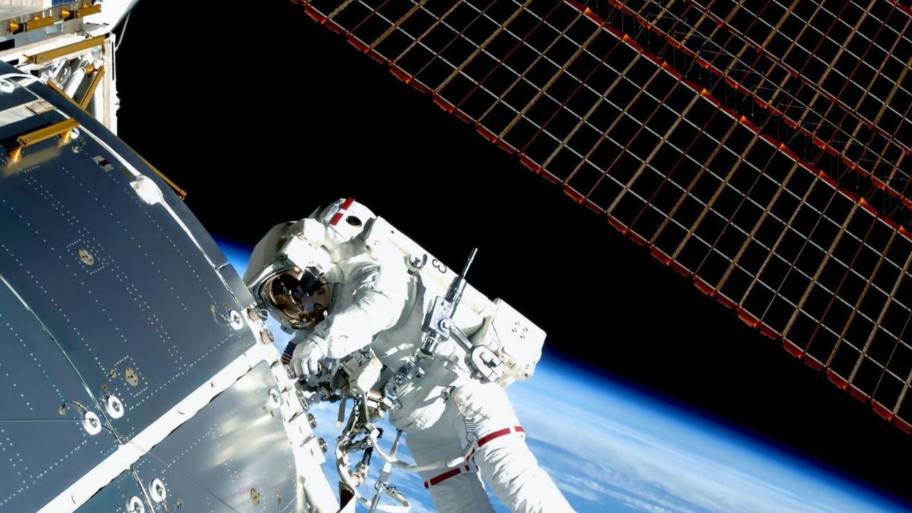 Berikut ini adalah momen di mana astronot melakukan hal nekat dan menyeramkan saat space walk tanpa tali pengikat: