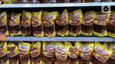 Salah satu merek minyak goreng yang dipajang di sebuah supermarket kawasan Jakarta, Jumat (25/3/2022). Sempat mengalami kekosongan stok, saat ini minyak goreng sudah kembali normal di supermaket dengan harga 2 liter mulai dari Rp 36 ribu - Rp45 ribu tergantung merek. (Liputan6.com/Johan Tallo)
