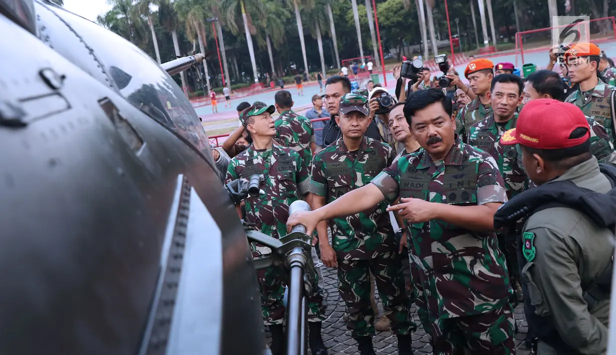 Panglima TNI, Marsekal TNI Hadi Tjahjanto saat meninjau salah satu helikopter TNI AD pada pameran Alat Utama Sistem Persenjataan TNI di Kawasan Monas, Jakarta, Kamis (27/9). Pameran ini bagian perayaan HUT TNI ke-73. (Liputan6.com/Helmi Fithriansyah)