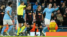 Pemain Manchester City Erling Haaland (kanan) usai mencetak gol ke gawang RB Leipzig pada pertandingan sepak bola leg kedua babak 16 besar Liga Champions di Etihad Stadium, Manchester, Inggris, 14 Maret 2023. Erling Haaland mencetak lima gol dan menbawa Manchester City mengalahkan RB Leipzig dengan skor 7-0. (AP Photo/Dave Thompson)