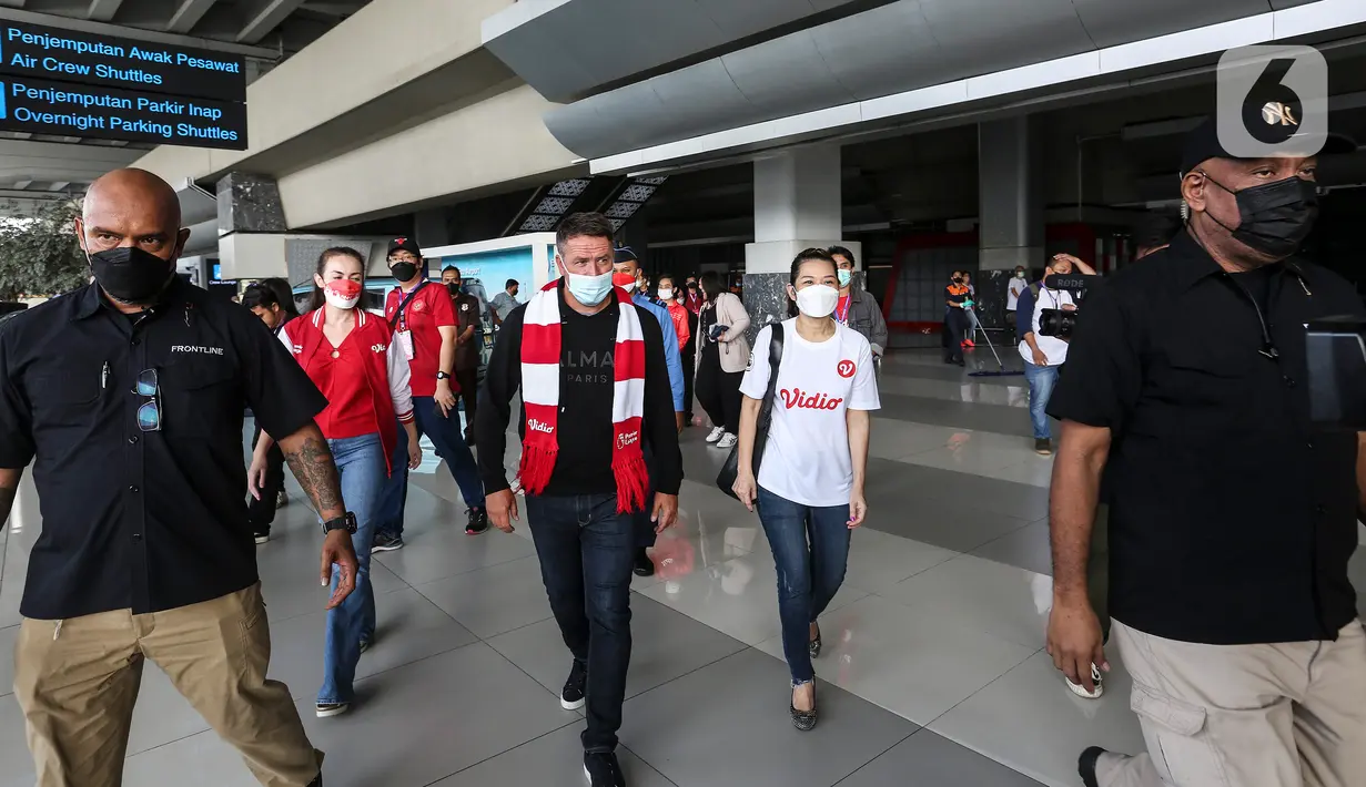 Mantan pemain sepak bola asal Inggris Michael Owen saat tiba di Bandara Soekarno Hatta, Tangerang, Banten, Selasa (20/8/2022). Meski bertubuh mungil, Owen dijuluki The Phenomenon berkat kemampuannya. (Liputan6.com/Johan Tallo)