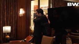 Keduanya saling menyapa dan berpelukan dengan begitu ramah. (Foto: YouTube/ BW.)