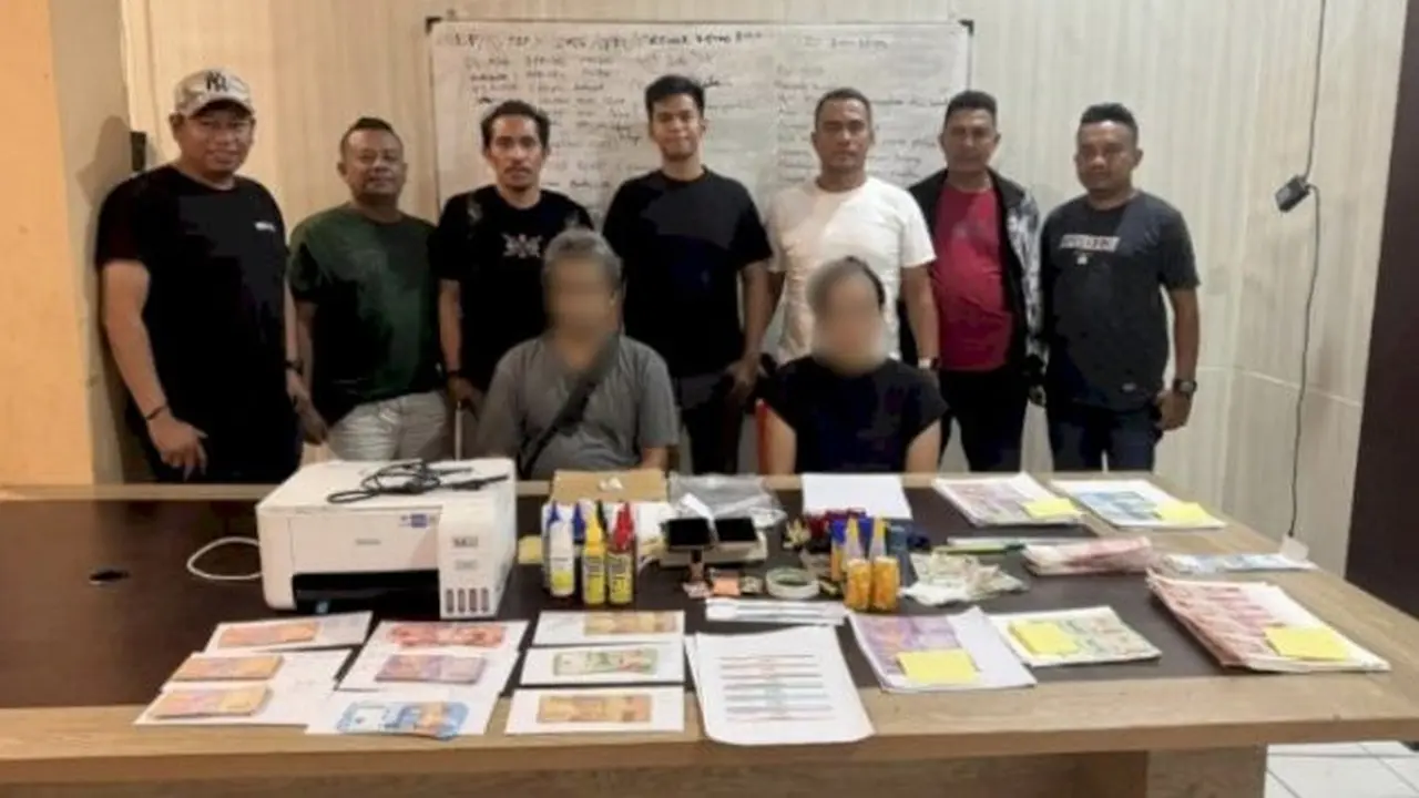 Pasutri pencetak dan pengedar uang palsu saat ditangkap Tim Jatanras Polresta Kupang Kota