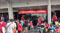 Suporter harus mengantre untuk bisa masuk ke Garuda Store di Stadion Utama Gelora Bung Karno, Jakarta, Selasa (10/9/2024) sore. (Bola.com/Hery Kurniawan)