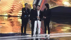 Band Armada menyampaikan kata sambutan setelah meraih penghargaan dalam ajang bergengsi SCTV Awards 2017 di Studio 6 Emtek City, Jakarta, Rabu (29/11). Band Armada membawa pulang piala untuk kategori Band Paling Ngetop. (Liputan6.com/Herman Zakharia)