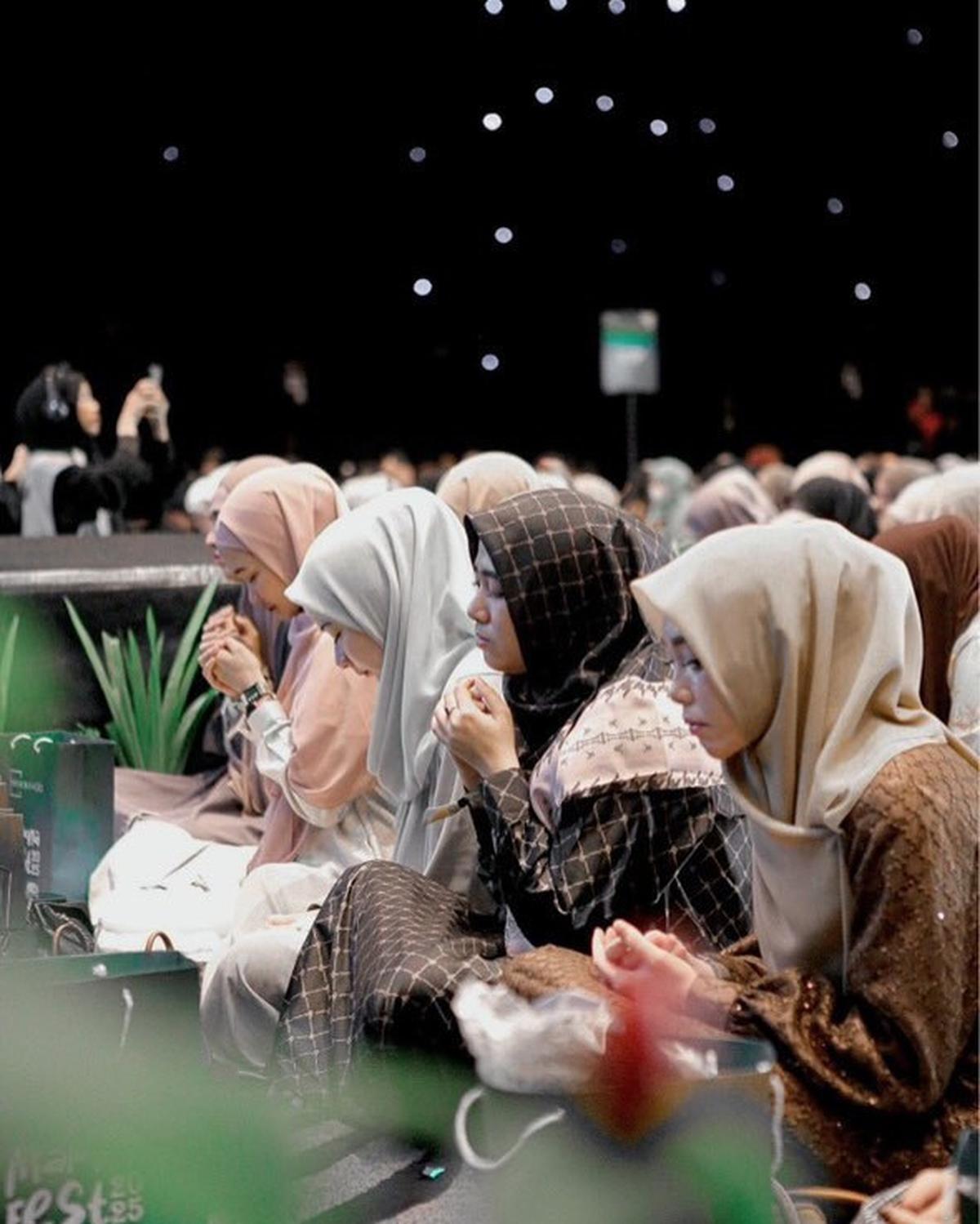 Potret Iris Wullur Ikut Kajian Bertajuk Titik Terendah, Nangis dan Peluk Sahabat
