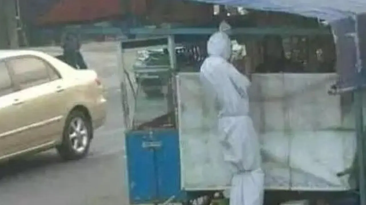 7 Potret Absurd Orang Waktu Beli di Warung, Ada yang Pakai Kostum Pocong