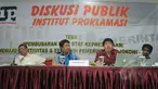 Direktur Global Future Institute, Hendrajit (kiri), Pengamat Anggaran Politik Uchok Sky Khadafi (kedua kanan) dan pakar hukum tata negara Prof Margarito (kanan) dalam diskusi publik di Jakarta, Senin (2/2). (Liputan6.com/Herman Zakharia)