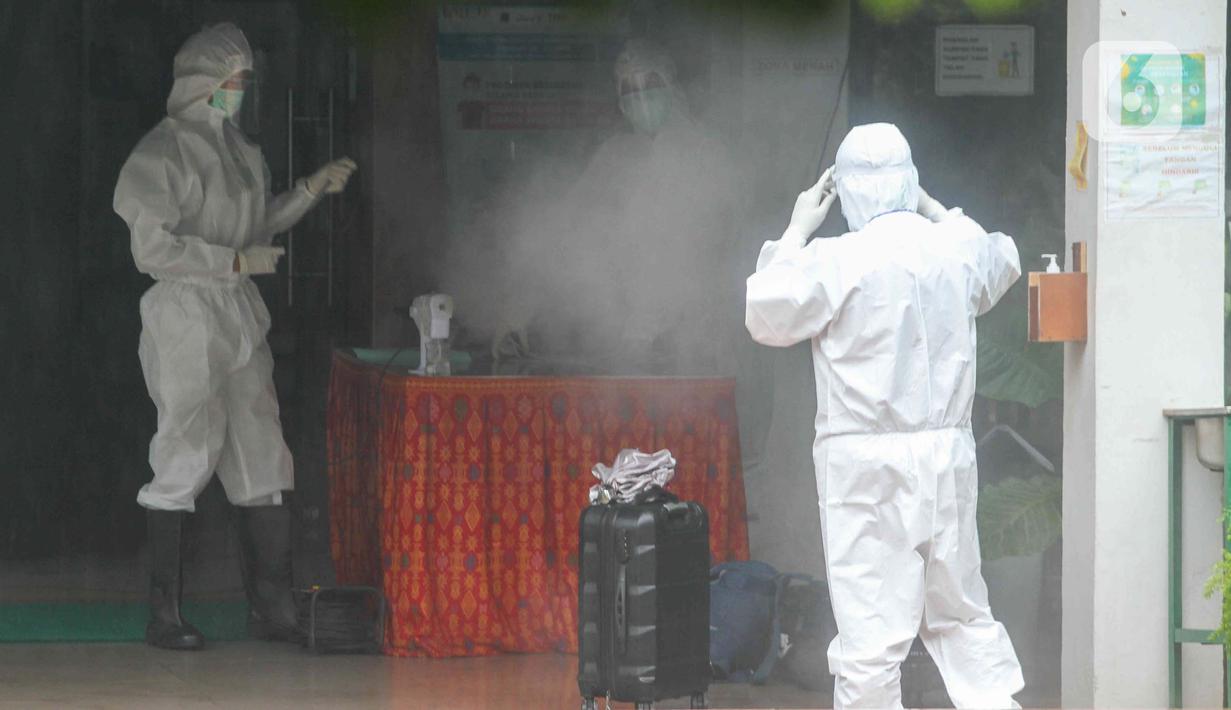Petugas menyemprotkan disinfektan di Graha Wisata TMII, Jakarta, Selasa (8/2/2022). Pemerintah Provinsi DKI Jakarta menjadikan Graha Wisata TMII sebagai tempat isolasi bagi pasien COVID-19 dengan kapasitas 41 kamar yang dapat menampung 100 pasien. (Liputan6.com/Herman Zakharia)