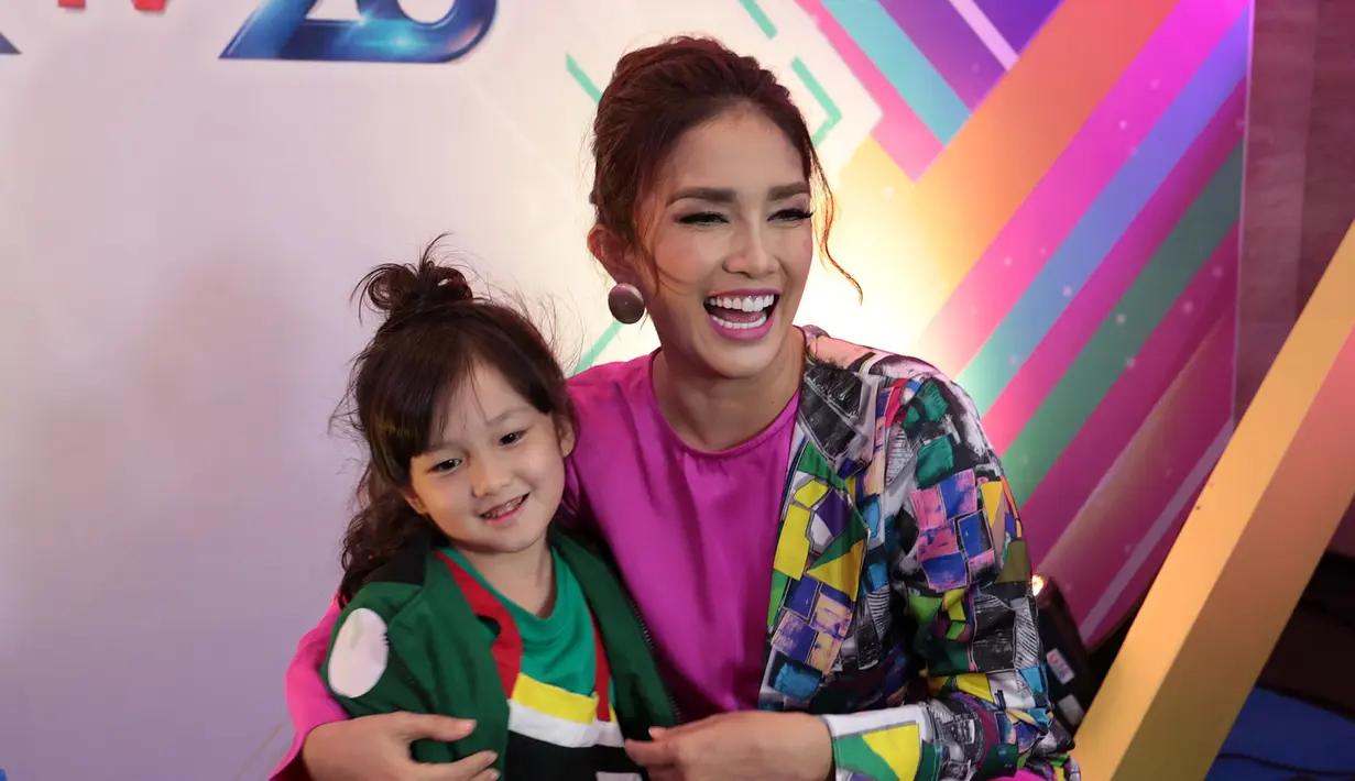 Dari berbagai unggahannya di Instagram, warga net terpikat satu foto yang diunggah Ussy. Foto Shakeela Eleanor Ameera, atau biasa disapa Elea ini banji dengan komentar. (Deki Prayoga/Bintang.com)