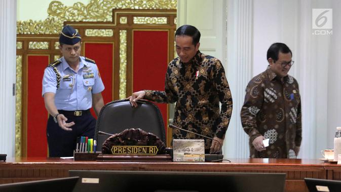 Presiden Jokowi saat akan memimpin Rapat Terbatas Evaluasi Proyek Strategis Nasional, Jakarta, Senin (16/4). Jokowi mengatakan proyek strategis nasional yang mulai dikerjakan pada 2018 agar segera dieksekusi. (Liputan6.com/Angga Yuniar)