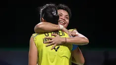 Ganda Putri Indonesia, Greysia Polii/Apriyani Rahayu, melakukan selebrasi usai menaklukkan wakil Thailand, Jongkolphan Kititharakul/Rawinda Prajongjai, pada laga Thailand Terbuka, Minggu (17/01/2021). Greysia/Apriyani mengalahkan pasangan tuan rumah dengan skor 21-15, 21-12. (AFP/BADMINTON ASSOCIATI