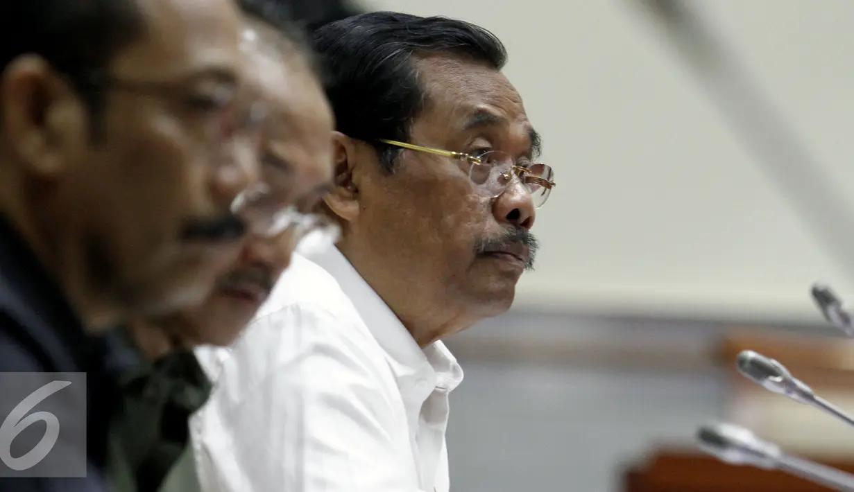 Ekspresi Jaksa Agung HM Prasetyo saat mengikuti rapat kerja dengan Komisi III DPR RI di Kompleks Parlemen, Jakarta, Senin (6/6/2016). Raker tersebut membahas APBN-P Kejagung Tahun 2016. (Liputan6.com/Johan Tallo)