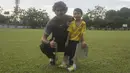 Pelatih Persija Jakarta, Stefano Teco, bersama sang putra, Romario usai memimpin latihan di Lapangan Sutasoma, Jakarta, Minggu (25/2/2018). Ketika ayahnya bekerja sang anak asyik bermain sepak bola. (Bola.com/Aspirilla Dwi Adha)