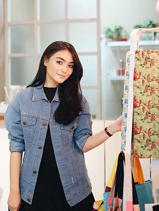 Kekasih Ali Syakieb ini sepertinya hobi memakai denim. Dan kali ini ia memilih jaket denim oversize dengan dalaman hitam. Kece badai kan? (Instagram/citraciki)