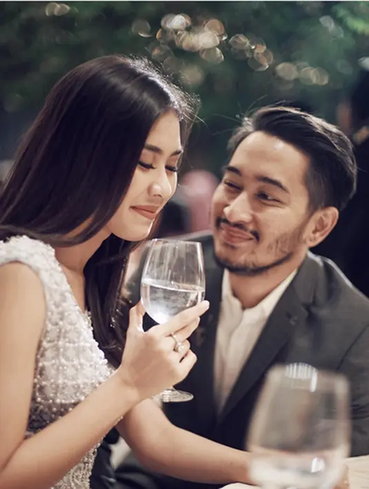 Tidak ingin berlama-lama, Syahnaz dan Jeje Govina akan meresmikan hubungannya. Jika tidak ada alangan, pasangan ini akan menikah pada April tahun depan. Namun keduanya masih enggan mengungkapkan tanggalnya. (Instagram/syahnazs)