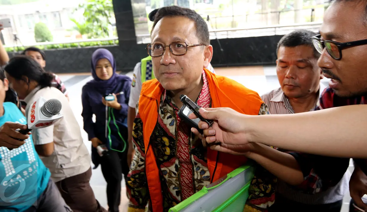 Mantan Ketua DPD yang menjadi tersangka kasus suap kuota gula impor, Irman Gusman mendatangi Gedung KPK, Jakarta, Selasa (11/10). Irman yang datang didampingi pengacaranya, Razman Arif Nasution, menolak diperiksa penyidik KPK. (Liputan6.com/Helmi Afandi)