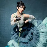 Biasa tampil ceria, penampilan Fuji di pemotretan kali ini cukup berbeda. [Credit: IG/@fdphotography90].