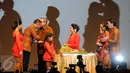 Presiden Keenam RI, Susilo Bambang Yudhoyono memberikan tumpeng perayaanT 40 tahun penikahannya dengan Kristiani Herrawati kepada putra pertamanya, Agus Harimurti Yudhoyono di Jakarta, Sabtu (30/7). (Liputan6.com/Helmi Fithriansyah)