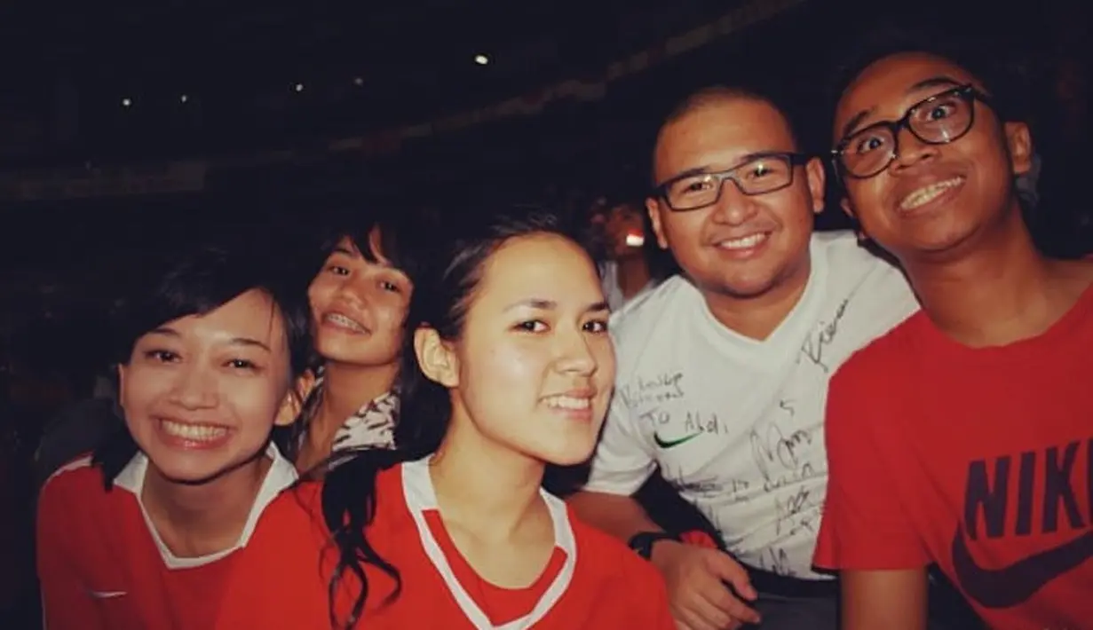 Tak banyak yang tahu jika Raisa ternyata sudah mendukung Timnas Indonesia dari dulu. Seperti inilah potret lawas Raisa saat menyaksikan Timnas Indonesia bertanding. Tampak Raisa datang langsung ke stadion dengan mengenakan jersey merah dengan wajah bare face dan rambut yang ditata low ponytail. [@raisa6690]