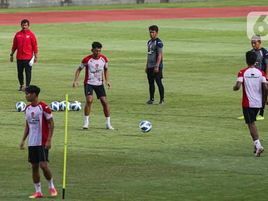 Para pemain Timnas Indonesia U-20 Indonesia saat melakukan sesi latihan terbuka di Stadion Madya, Kompleks Gelora Bung Karno, Senayan, Jakarta, Rabu (15/1/2025). (Liputan6.com/Angga Yuniar)