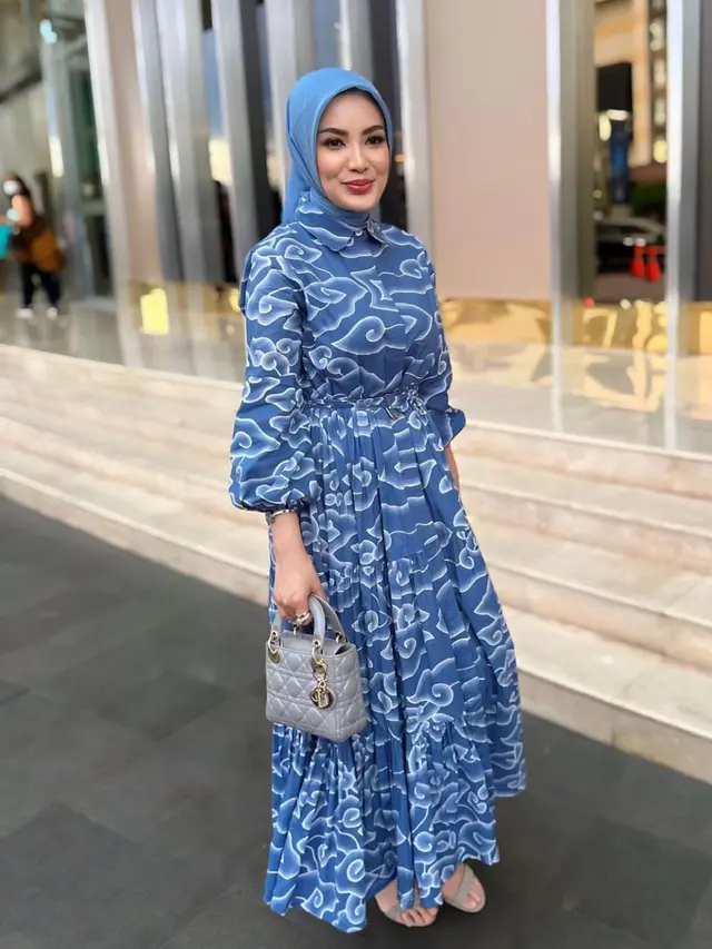 Gaya Nindy Ayunda berhijab, pakai nuansa batik mega mendung https://www.instagram.com/nindyayunda/