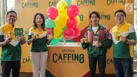 Aktor muda Iqbaal Ramadhan (kedua kanan) dan CEO PT Sumber Kopi Prima, Ihsan Mulia Putri (kedua kiri) berpose saat launching Kopi Caffino di kawasan Jakarta, Selasa ( 9/7/2019). Caffino menggandeng aktor sekaligus musisi muda, Iqbaal Ramadhan sebagai brandambassador. (Liputan6.com/Faizal Fanani)