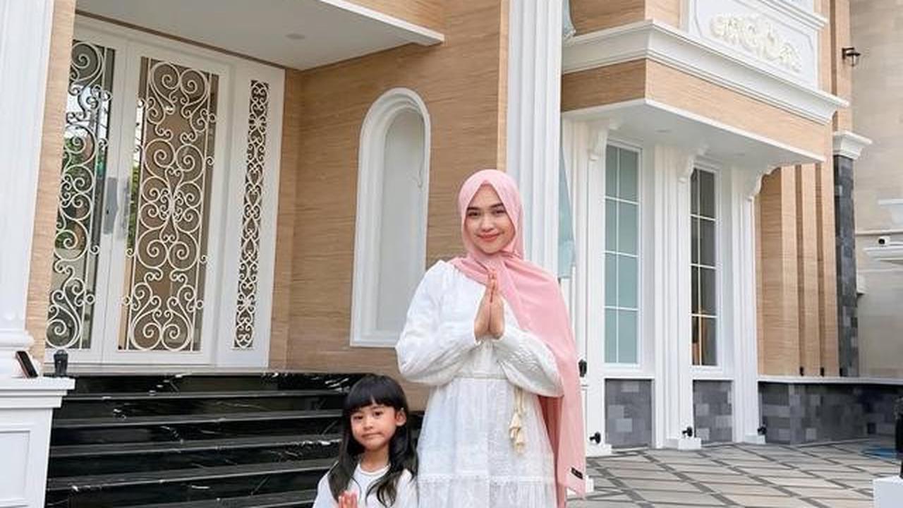 7 Potret Fasad Rumah Baru Ria Ricis, Elegan dan Mewah