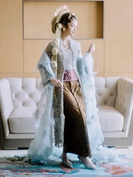 Penampilan Sabrina sebagai pengantin wanita pun maksimal mengenakan kebaya panjang model kutubaru rancangan desainer Indonesia, Didiet Maulana untuk Svarna by Ikat Indonesia.  (Instagram/iluminen).