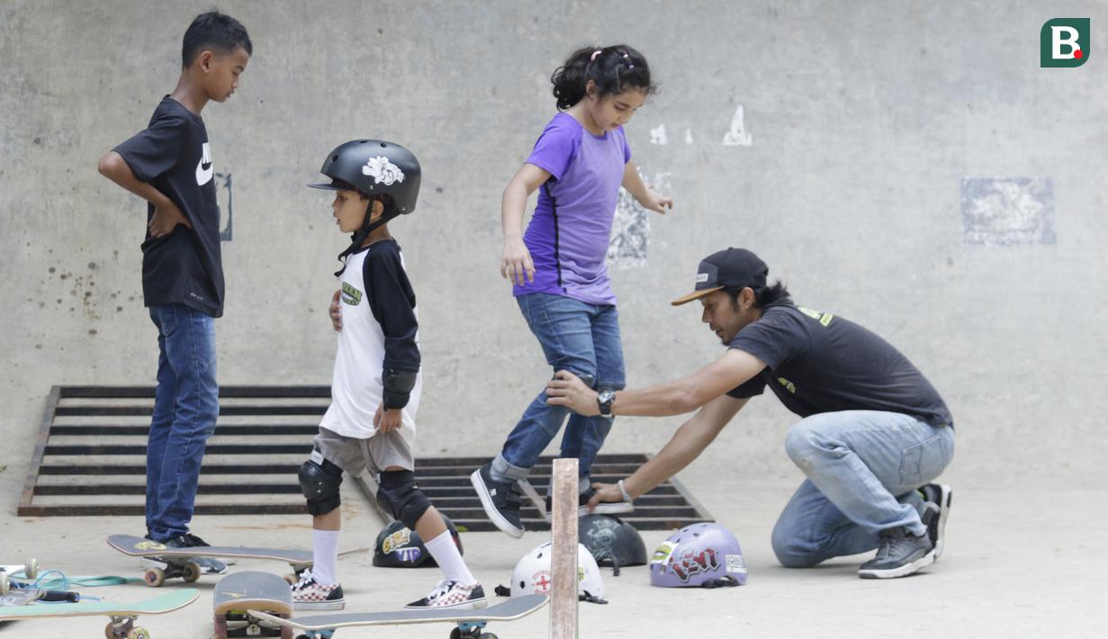 Sejumlah anak berlatih skateboard di TMII, Jakarta, Sabtu (8/9/2018). Green Skate Lesson yang didirikan oleh mantan atlet skateboard, Tony Sruntul, merupakan wadah regenerasi skateboarder bertalenta. (Bola.com/M Iqbal Ichsan)