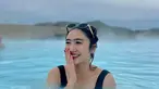 Febby bahkan menyebut pemandian air panas ini sebagai "Ciwidey versi Iceland," merujuk pada kolam air panas di Indonesia yang menawarkan suasana alam sejuk serupa. Selain kehangatan airnya, para pengunjung, termasuk Febby, juga dapat menikmati pemandangan gunung yang mengelilingi tempat tersebut. (Liputan6.com/IG/@febbyrastanty)